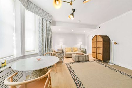 Lower ground floor studio apartment with a private entrance and a separate kitchen, in the heart of Kensington. - Photo 2