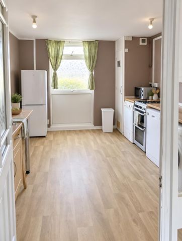2 bedroom ground floor flat to rent - Photo 4