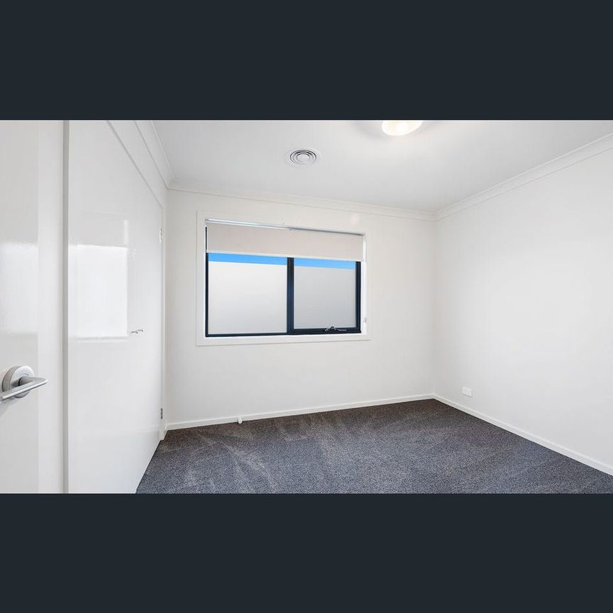 Scenic views over parklands in an executive style luxurious townhouse! - Photo 1