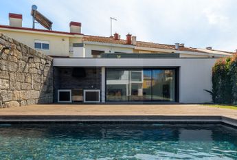 Moradia V5 em Senhora da Hora com jardim e piscina