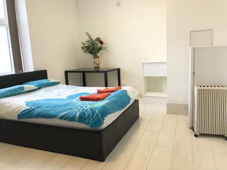 1 bedroom in a house share to rent - Photo 2