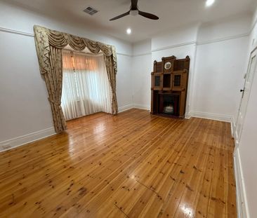 Bungalow style renovated house - Photo 3