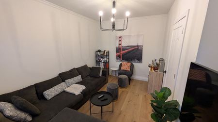 For Lease - 206 Bathurst Street, Toronto, Ontario - Photo 2