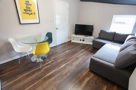 4 bedroom flat to rent - Photo 2
