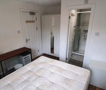 1 bedroom in a house share to rent - Photo 4