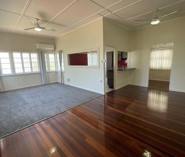 Renovated unit, closed to everything! - Photo 1