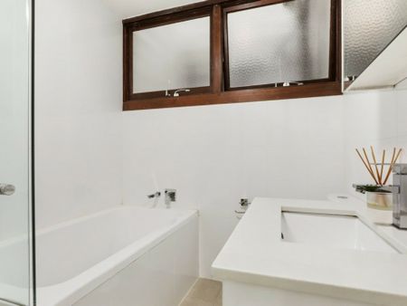 Stylish Apartment in the Heart of Mona Vale - Photo 3