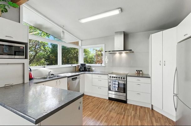 Burnside- 4 Bed spacious family home with Garden - Photo 1