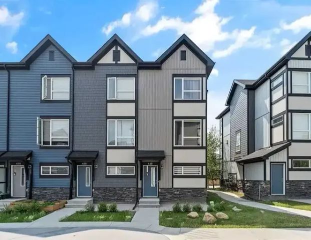 Townhouse for Rent, Corner Unit, 2.5 Bed and 2.5 Bath, Attached Garage | 410 - 15 Evanscrest Park Northwest, Calgary - Photo 1