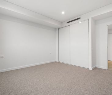 Stunning Designer Apartment with Panoramic City Views - Photo 5