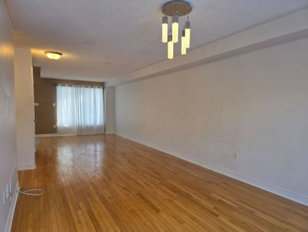 For Lease - 120 Flagstone Way, Newmarket, Ontario - Photo 2