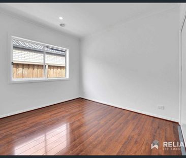 Modern 4-Bedroom Family Home in Tarneit - Photo 2