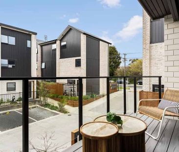 Modern 3-Bedroom, 2-Bathroom Home in Te Atatū Peninsula - Photo 3