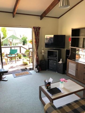 Spacious 3 Bedroom Unit With Garage - Photo 2