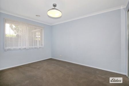 Large 5 Bedroom Home - Photo 4