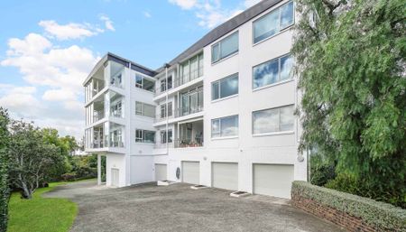 Luxury Living with Stunning Views in Remuera - Photo 4