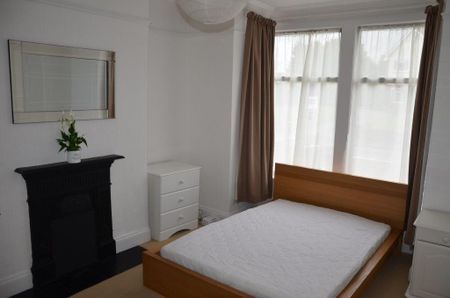 4 bedroom semi-detached house to rent - Photo 2