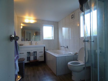 Bright and airy family home - Photo 4