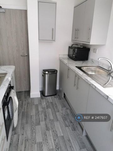 1 bedroom in a house share to rent - Photo 3