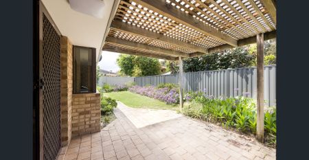 Lovely Renovated home in Tranquil Location! - Photo 4