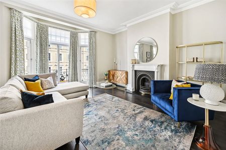 A magnificent, beautifully presented flat of c.1900 sq ft situated on the second floor (lift in building) of this well run and maintained portered block. - Photo 2