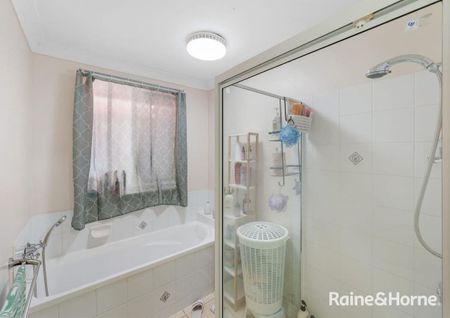 MODERN FAMILY HOME IN A CENTRAL LOCATION! - Photo 4