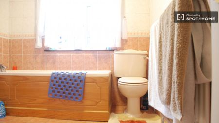 Welcoming room in shared apartment in Killiney, Dublin - Photo 4