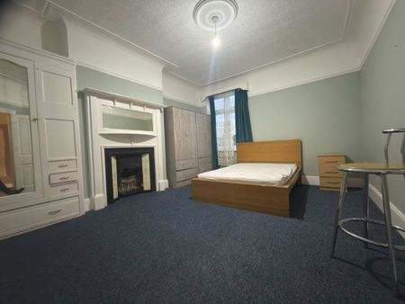 2 Bed Flat, Emerson Road, IG1 - Photo 5