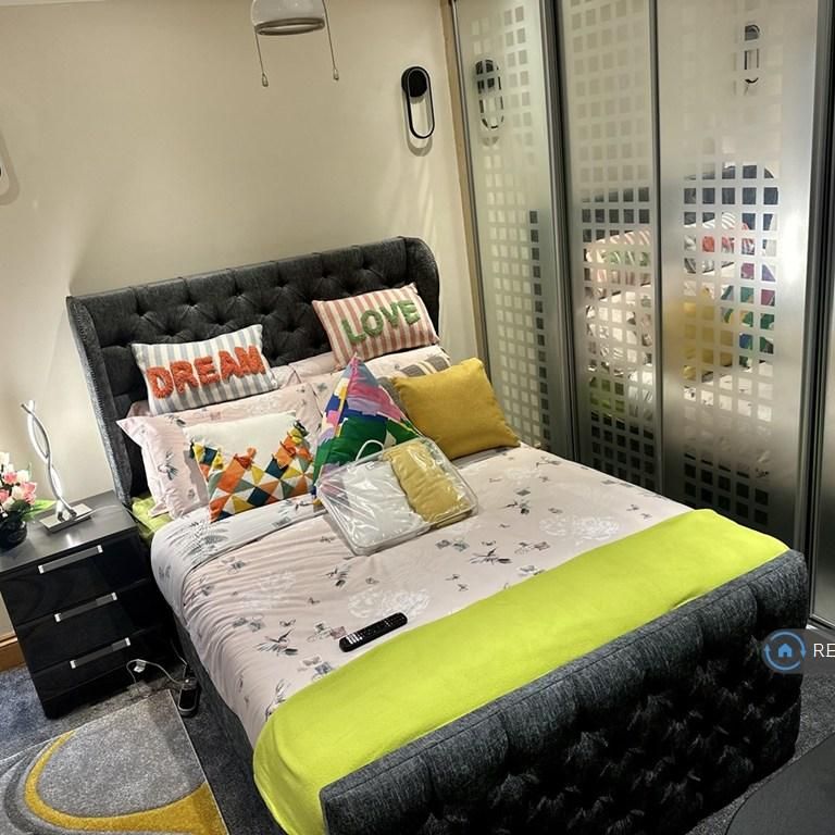 1 bedroom in a house share to rent - Photo 1