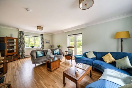 A beautifully appointed family home in the heart of the New Forest. - Photo 2