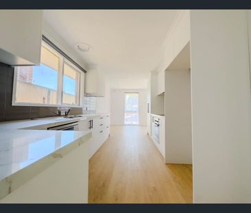 Beautifully Renovated Home in Dandenong North - Photo 4