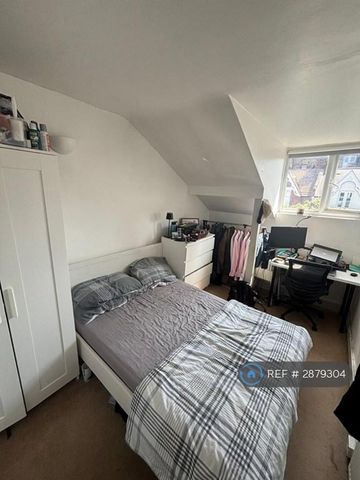 3 bedroom flat to rent - Photo 3