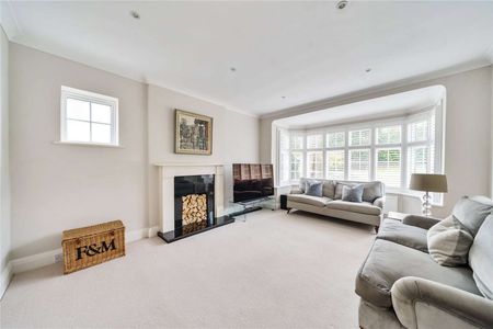 A well-proportioned and immaculately presented family home set within a popular location. - Photo 3