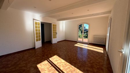 A LOUER _ Haut de villa 4 pièce(s) 103.87 m2 renové avec terrain arboré, terrasse et garage, - Photo 3