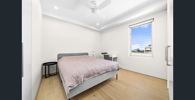 Stylish One-Bedroom Apartment in Bondi - Photo 1
