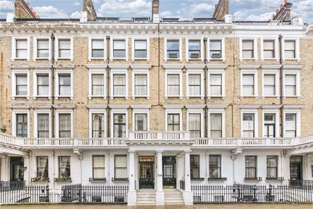 An exceptional and beautifully refurbished two bedroom apartment situated in Knightsbridge. - Photo 2