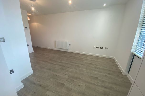 Edinburgh Gate - Photo 1