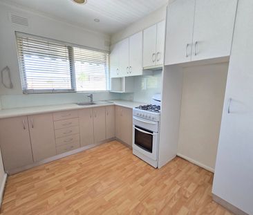 Spacious Apartment with Ducted Heating And Air-conditioning - Photo 5