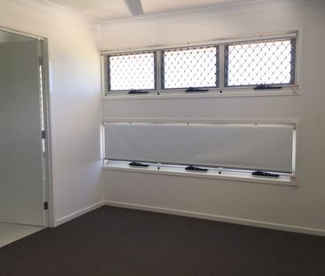 Beautiful Family Home with Decent Size Yard - Fully Fenced! - Photo 5