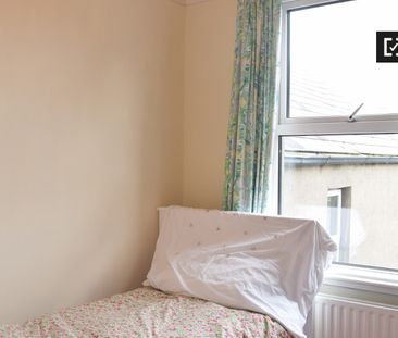 Relaxing room in shared apartment in Terenure, Dublin - Photo 3