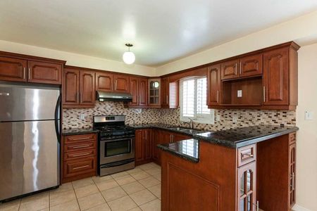 For Lease - 3350 Crimson King Circle, Mississauga, Ontario - Photo 5