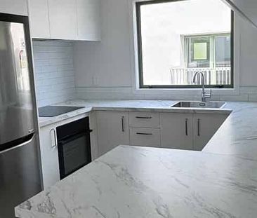 Newly refurbished large townhouse! - Photo 2