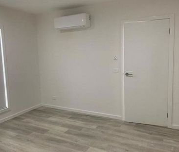 Spacious & Modern 3-Bedroom Townhouse In Prime Craigieburn Location - Photo 4
