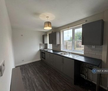 4 bedroom semi-detached house to rent - Photo 5