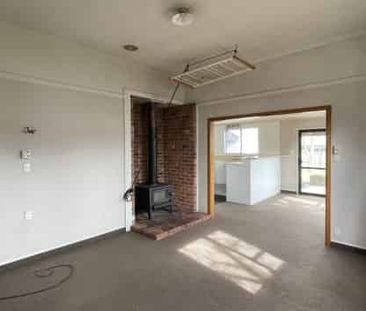 Large 3 bedroom home very close to town - Photo 3