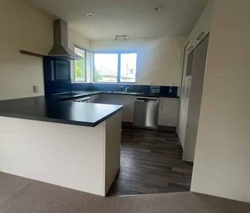 Stylish & Convenient 3 Bedroom Home Close to Town - Photo 3