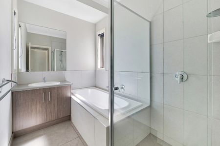 Cranbourne East - Photo 2