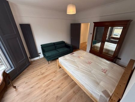 4 Bed Terraced House, London, E5 - Photo 2