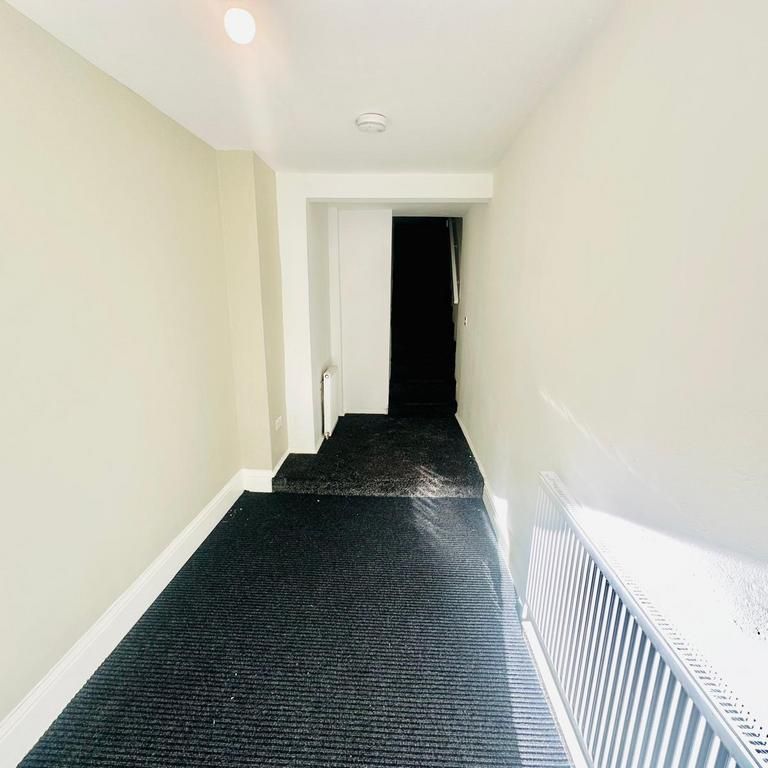 6 bedroom terraced house to rent - Photo 1