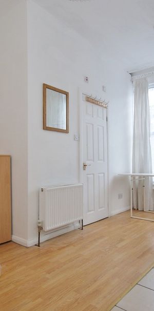 Studio Flat, Buckingham Road, NW10 - Photo 1